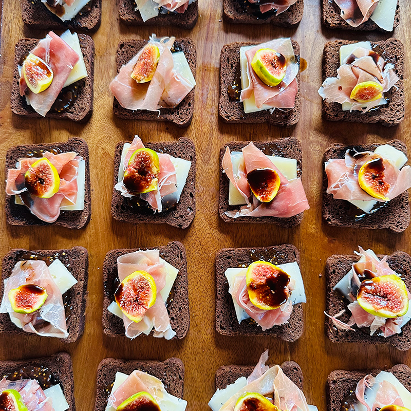 Fig, Prosciutto, and Manchego Pumpernickel Toasts