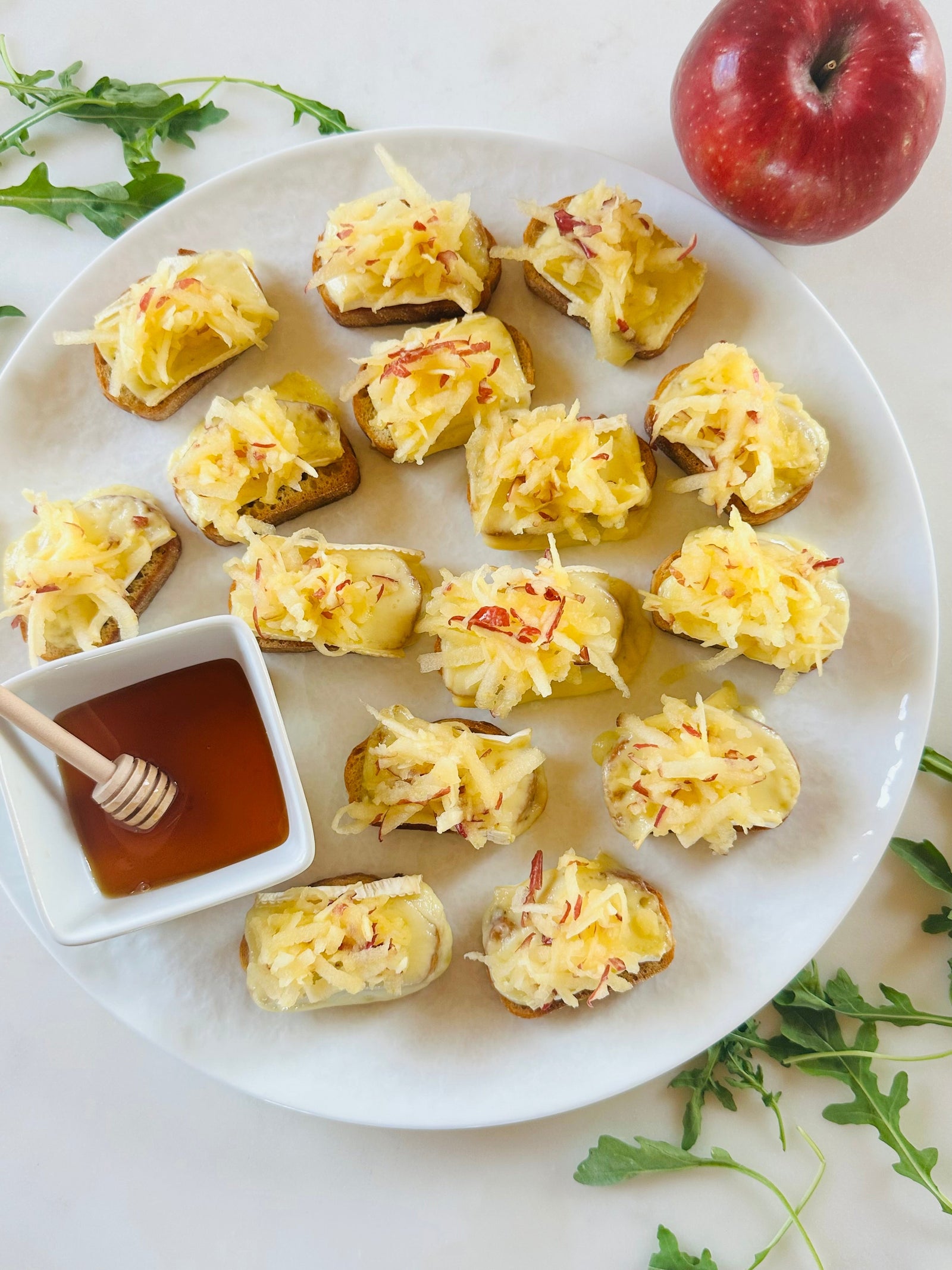 Apple, Brie & Hot Honey Crostini 🍎🧀🍯